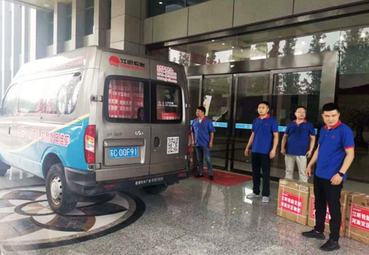 皇冠·足球轮胎为河南灾区民众捐献物资